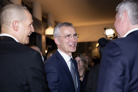 Stoltenberg – Facing War